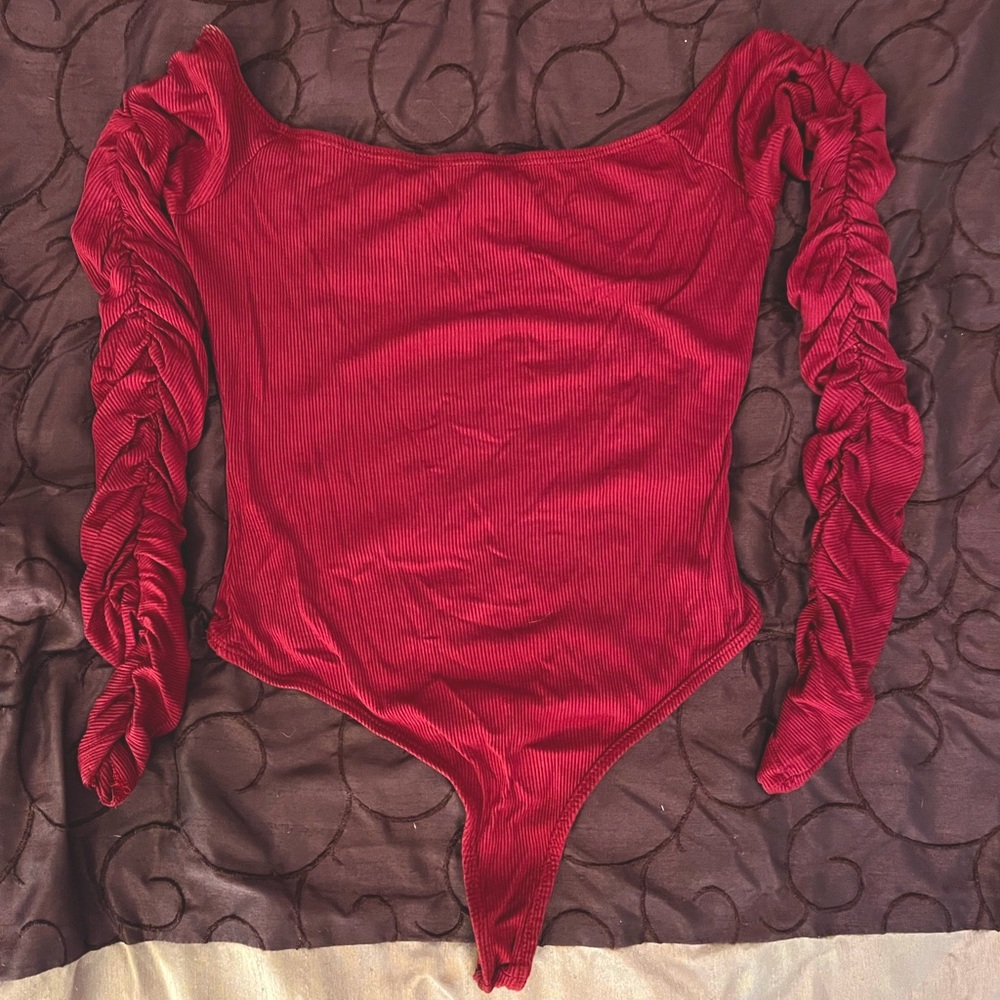 Lulu’s long-sleeved bodysuit. US size XS. Burgundy. Never worn, tags removed.